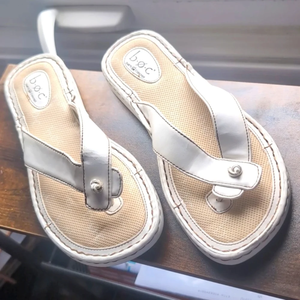 B.o.c Women's Size 8 White Leather Slip-On Flat Sandals / Flip Flops